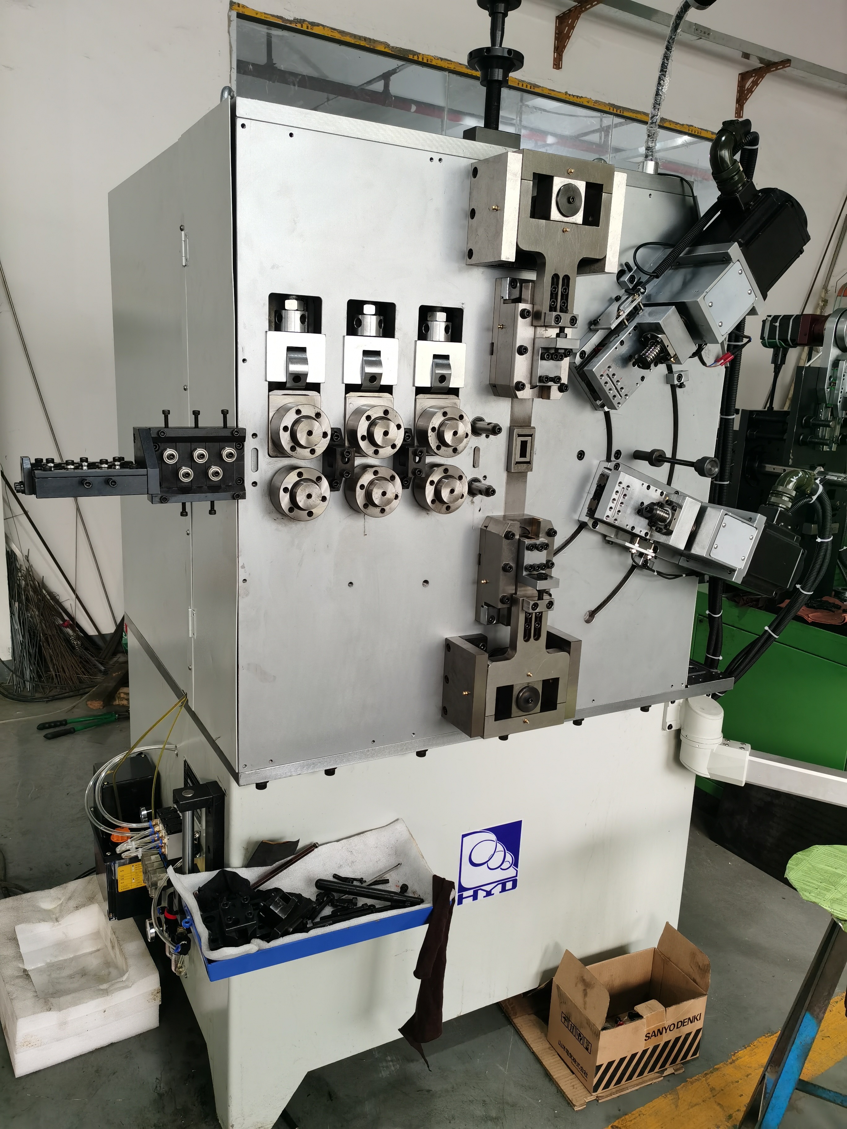 5.5kw CNC de Lente die Automatische Roldraad Productiemachine maken 