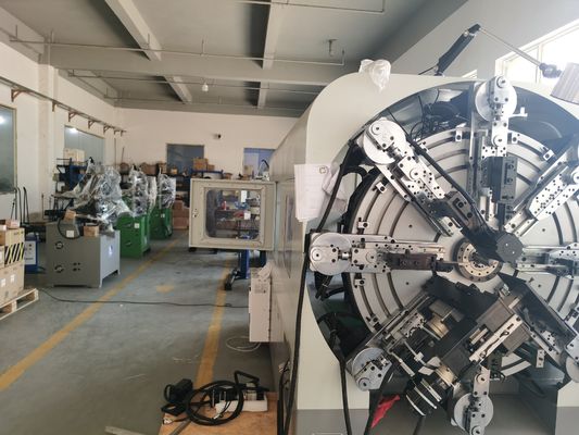 Multifunctionele CNC-veerrolmachine met draadrotatierolsystemen